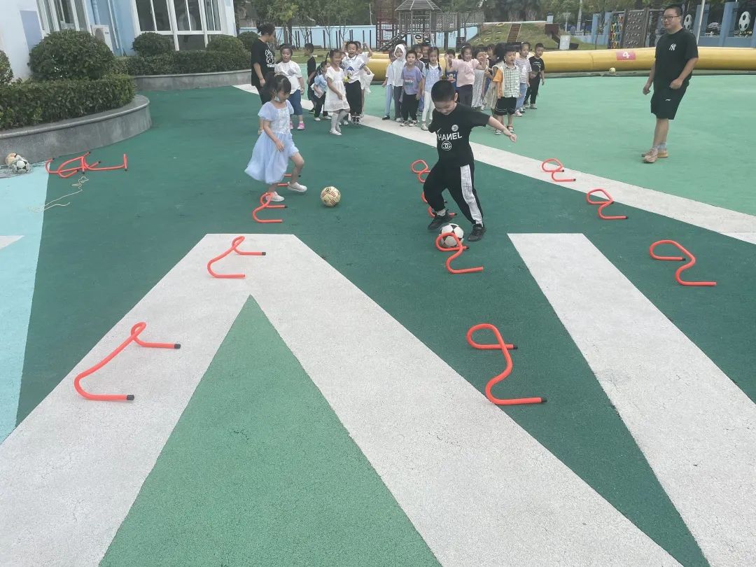 ps足球游戲哪個好玩_足球的游戲_游戲足球怎么玩